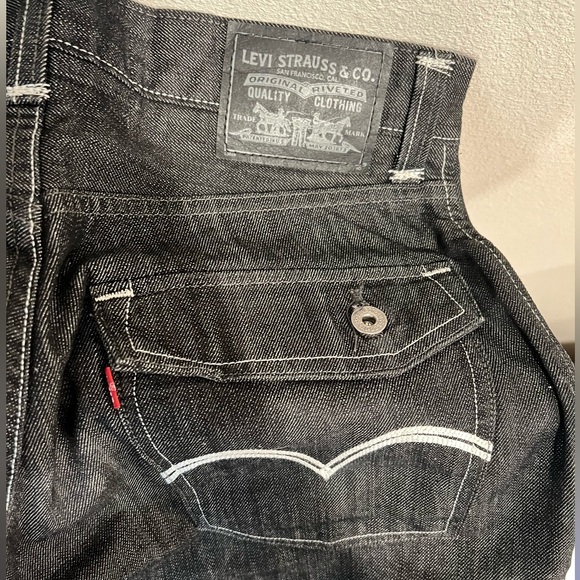 Men’s black Levi jeans, 32-32 - Picture 3 of 6